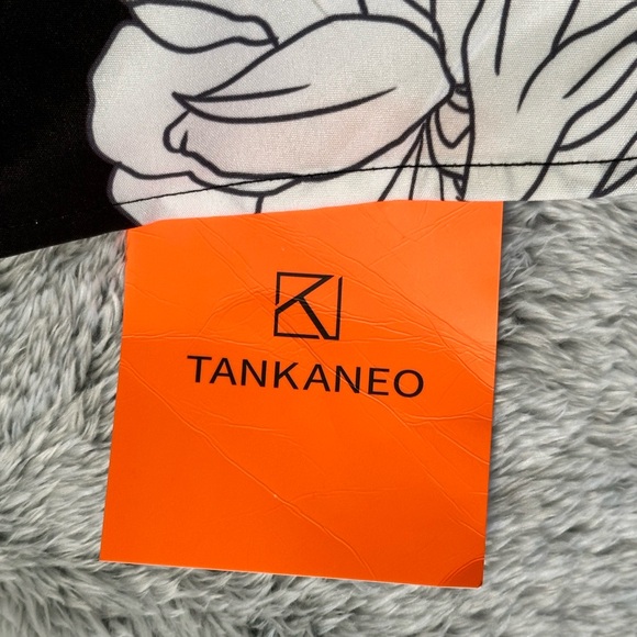 Elegant Black and White Floral Blouse - Picture 8 of 9